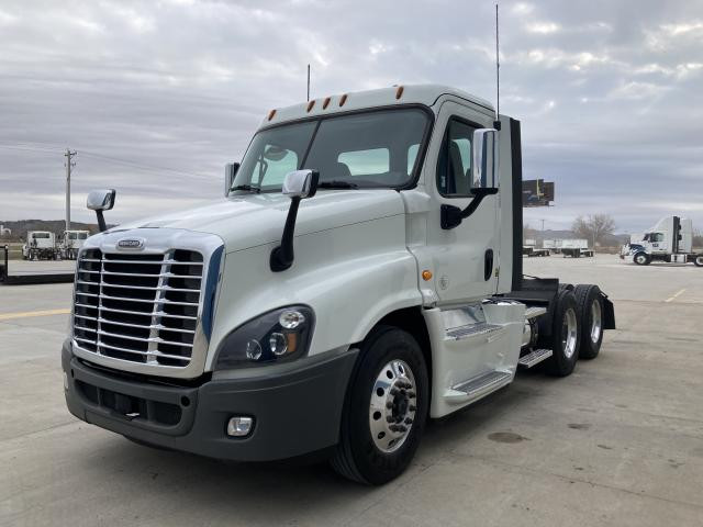 2019 Freightliner CASCADIA Truck: Tractor, Tandem Axle Day Cab