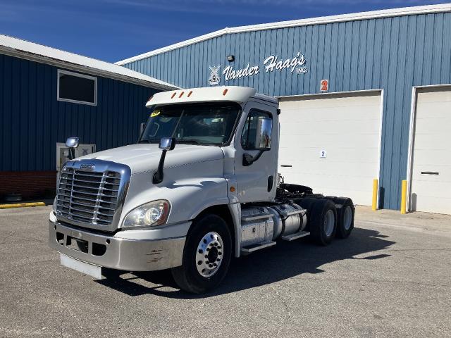 2018 Freightliner CASCADIA Truck: Tractor, Tandem Axle Day Cab