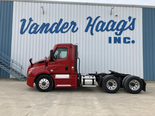 2022 Freightliner CASCADIA Truck: Tractor, Tandem Axle Day Cab