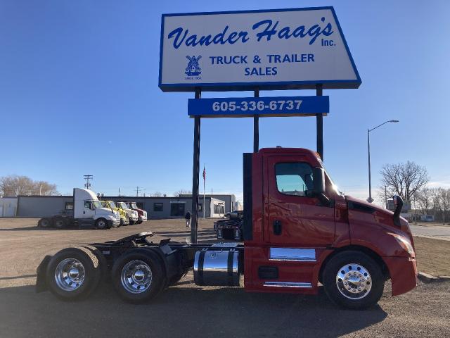2022 Freightliner CASCADIA Truck: Tractor, Tandem Axle Day Cab