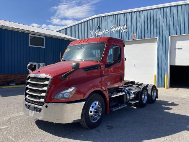 2021 Freightliner CASCADIA Truck: Tractor, Tandem Axle Day Cab