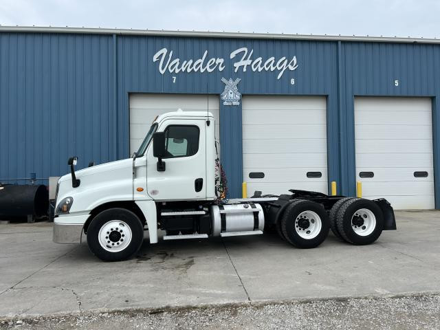 2018 Freightliner CASCADIA Truck: Tractor, Tandem Axle Day Cab