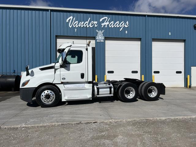 2021 Freightliner CASCADIA Truck: Tractor, Tandem Axle Day Cab