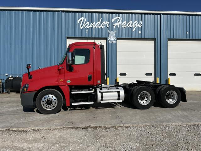 2019 Freightliner CASCADIA Truck: Tractor, Tandem Axle Day Cab
