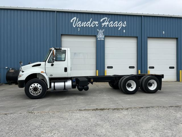 2016 International DURASTAR (4400) Truck: Cab & Chassis, Tandem Axle