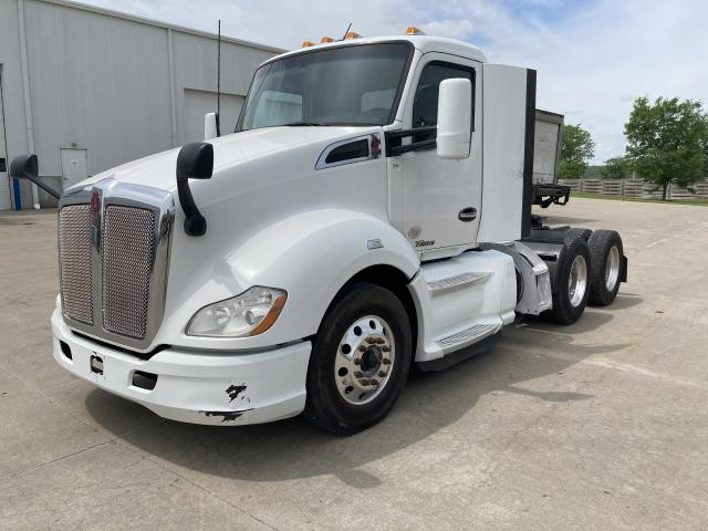 2020 Kenworth T680 Truck: Tractor, Tandem Axle Day Cab