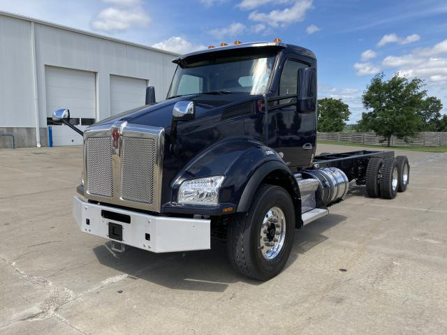 2021 Kenworth T880 Truck: Cab & Chassis, Tandem Axle