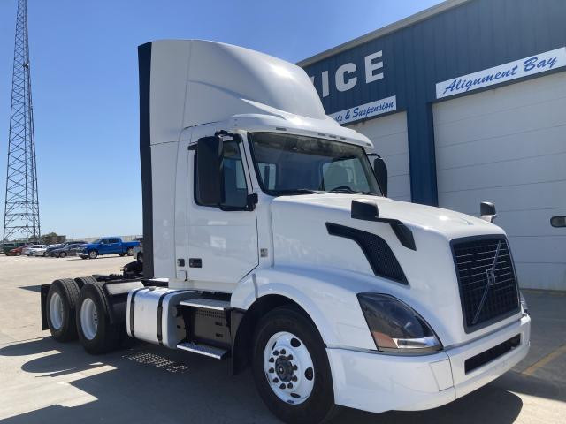 2018 Volvo VNL Truck: Tractor, Tandem Axle Day Cab