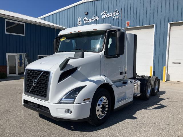 2022 Volvo VNR Truck: Tractor, Tandem Axle Day Cab