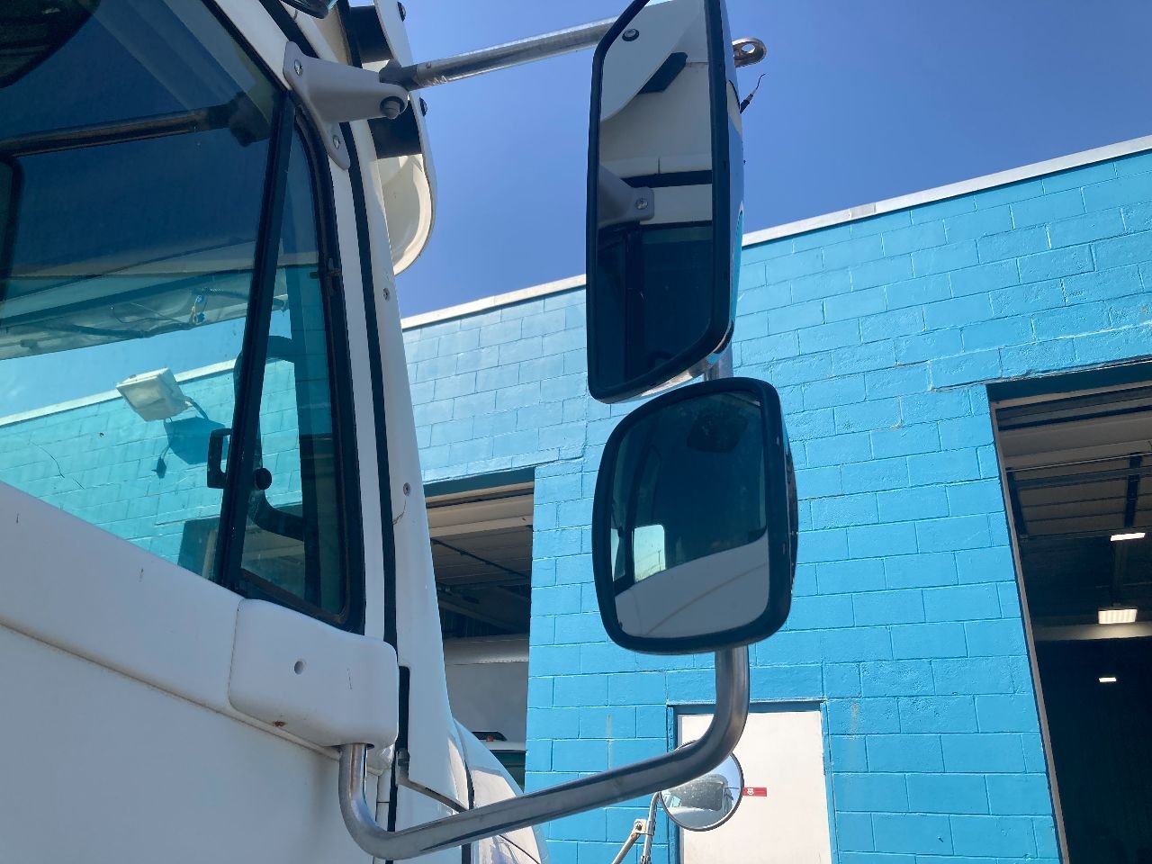 🚛 Dorman Door Handle & Bezel – Freightliner Colombia 120, Atwood, Driver & Passenger, Chrome/Black, OEM Spec